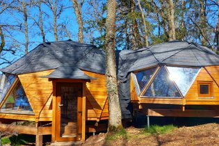 Double Dôme au bord d'un lac