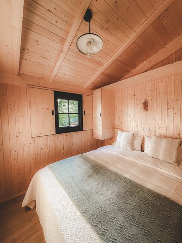 Hébergement AbracadaRoom : Cabane Aiga - Lodge sur pilotis au cœur de la nature, calme & bien-être, réservé aux adultes • linge & ménage inclus • climatisation réversible • cuisine équipée - Image 4