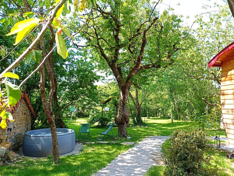 Hébergement AbracadaRoom : La Roulotte du Domaine de la Comté & Spa - Image 20