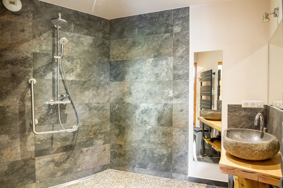 Hébergement AbracadaRoom : La Bulle de Pierre avec Spa privatif - Ecolodge au milieu des volcans - Image 10