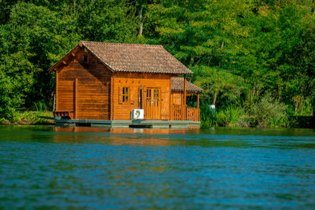 Chalet Flottant Boat Couple