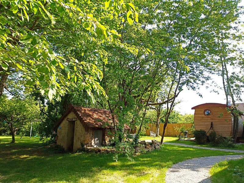 Hébergement AbracadaRoom : La Roulotte du Domaine de la Comté & Spa - Image 17