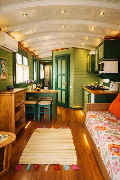 Domaine AbracadaRoom : Roulotte romantique à la campagne – Parenthèse insolite en Bourgogne | Autun · Morvan - Image 9