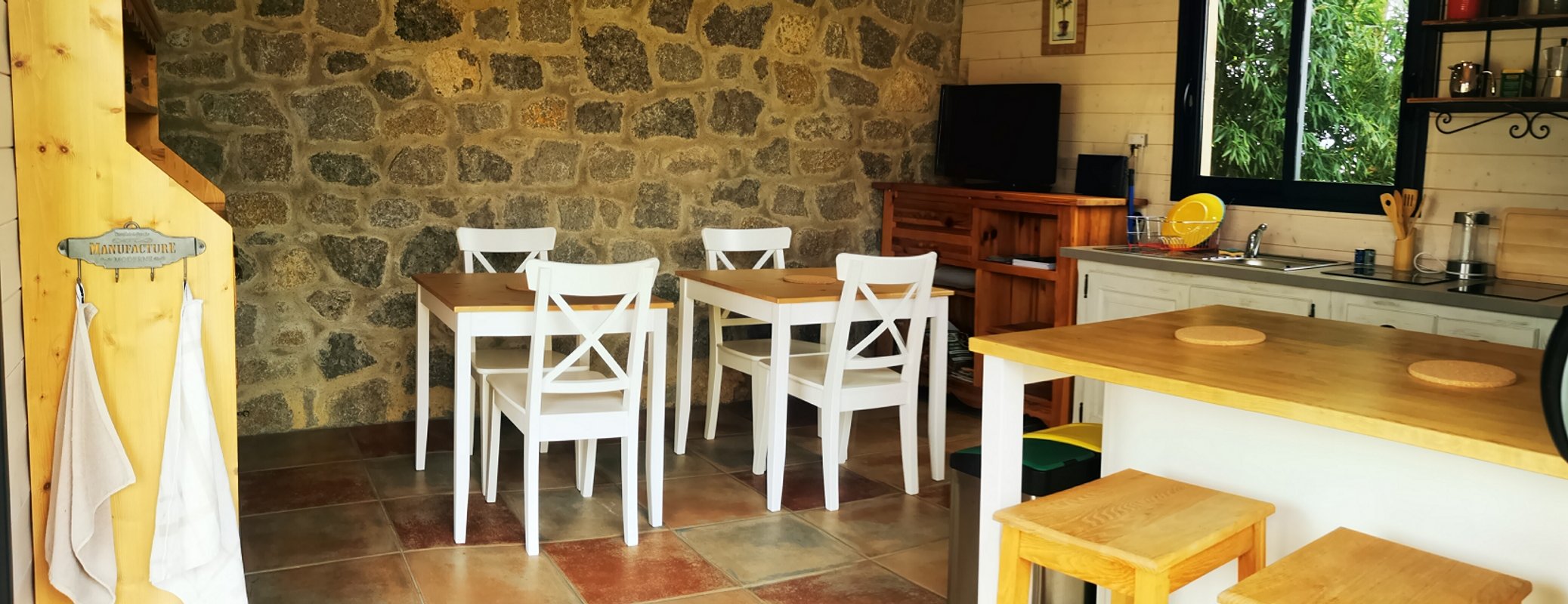 Villa Font Vive - Chambre d'hôtes "Le Chassezac" écologique avec piscine et cuisine à Grospierres (5)