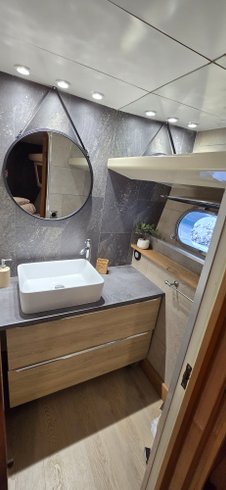 Hébergement AbracadaRoom : Dormez sur un yacht de 22 mètres aux Sables d'Olonne ! - Image 16