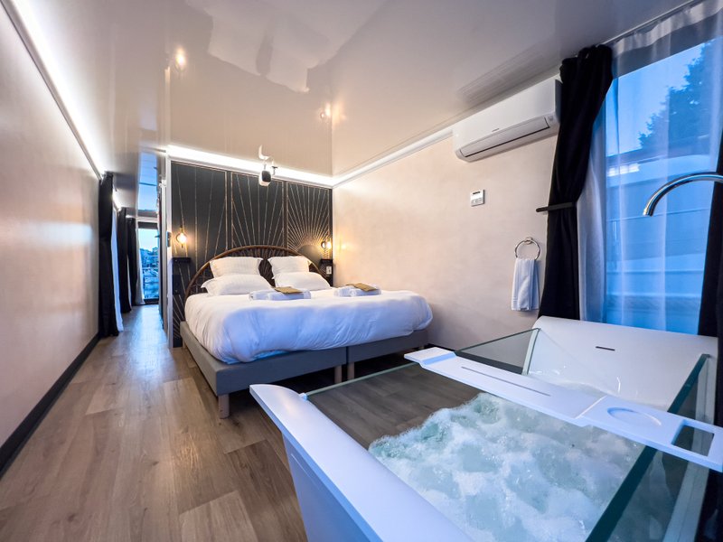 Hébergement AbracadaRoom : Suite flottante Supérieure Lit king-size Balnéo transparente Sauna et rooftop - Image 6
