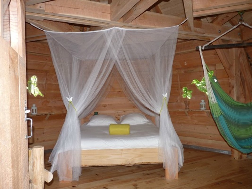 cabane_sur_pilotis2_Nids_du_bearn_chambre_interieurabracadaroom