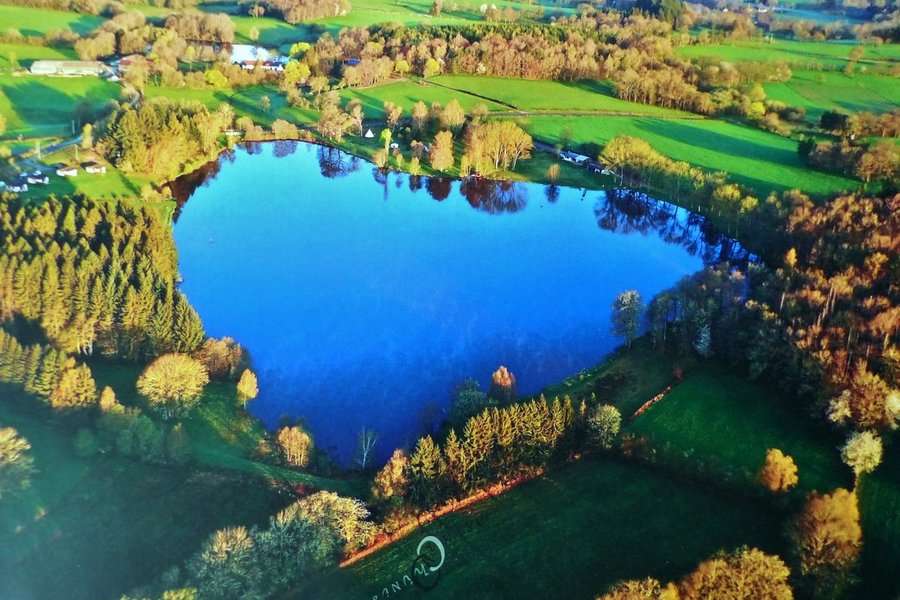 Antre du Hobbit au bord d'un lac — photo 2