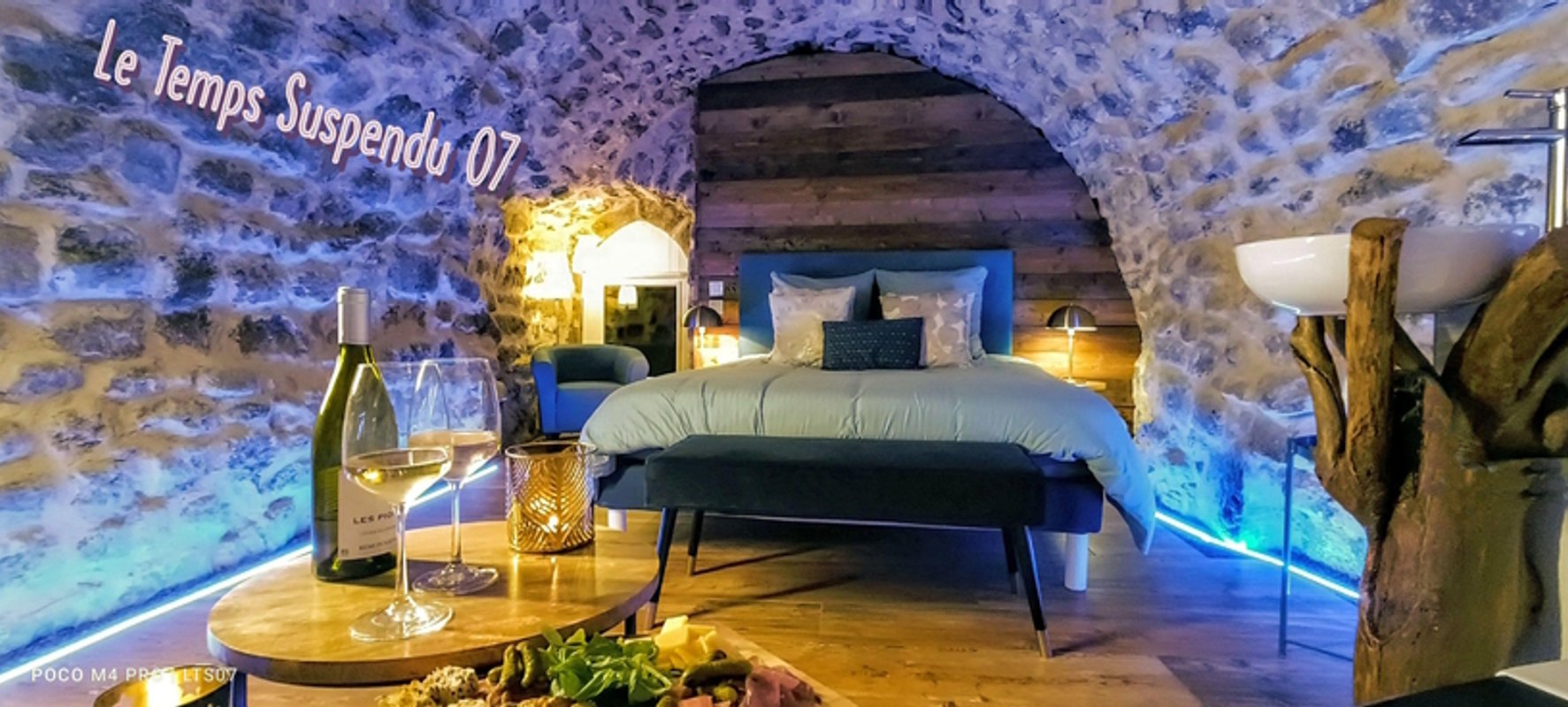 Love room dans une cave voutée avec baignoire balnéo à Saint Pierreville (1)