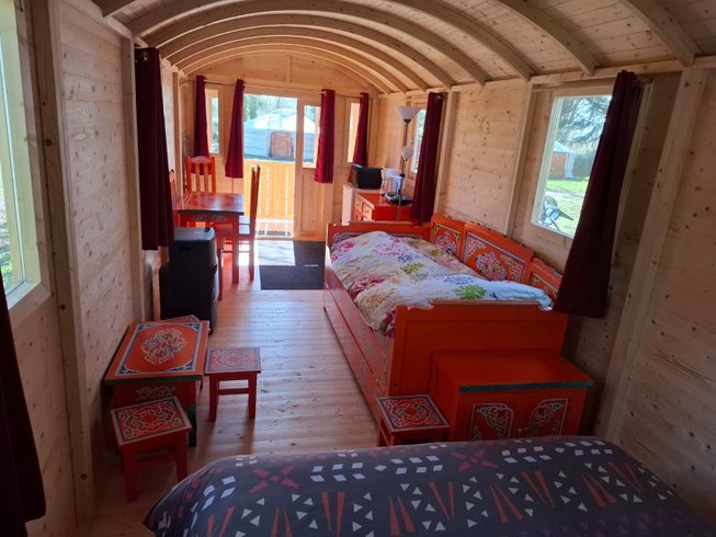 Hébergement AbracadaRoom : La roulotte du village insolite - Image 6