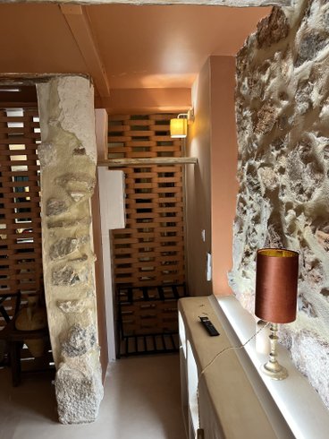 Hébergement AbracadaRoom : Escapade troglodyte à FITOU avec terrasse panoramique et parking privé - Image 7