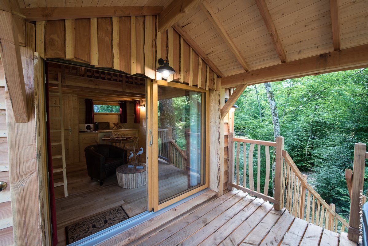 terrase-entrée-cabane dans les arbres-séjour insolite en famille-centre-abracadaroom