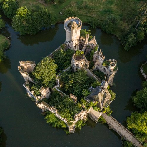 Projet lancé par la Start-up Dartagnans, ce château a été racheté par plus de 50 000 co-châtelains. 