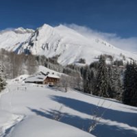 Eric et CatherineEric, retraité de l'industrie, le Mac Gyver de la vie hors réseau en montagne.Catherine, Sage-femme à la retraite, masseuse bien être, hypnothérapeute médicale.