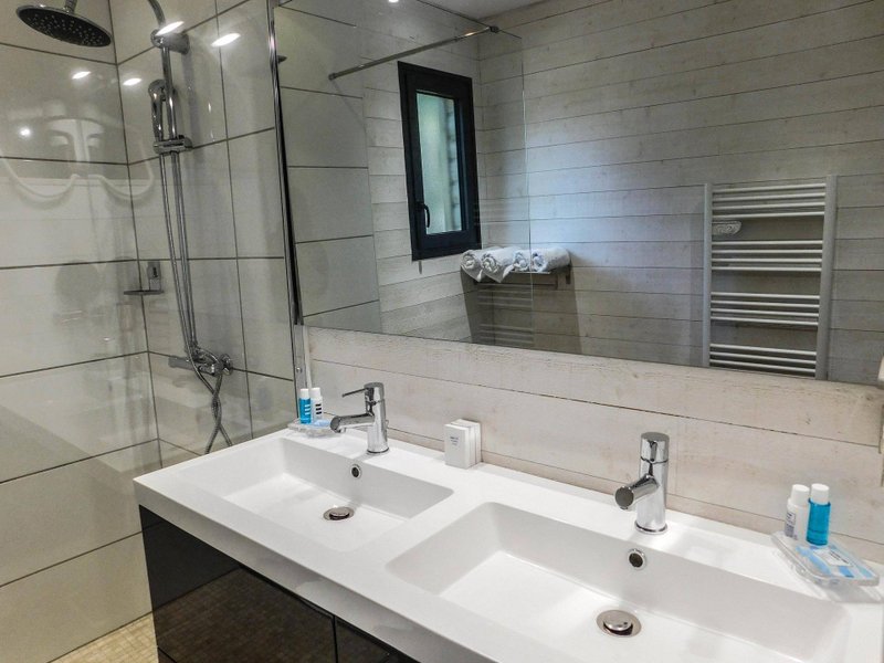 sdb_cabane_lily_haute_en_couleur