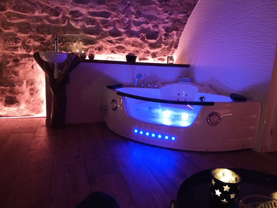 Love room dans une cave voutée avec baignoire balnéo à Saint Pierreville (2)