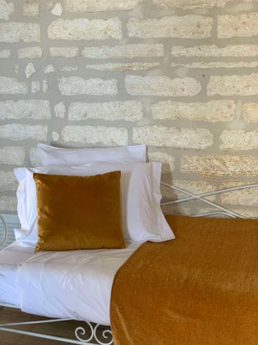 Hébergement AbracadaRoom : Chambre d'hôte Blanche du Château : Notre petite suite - Image 2