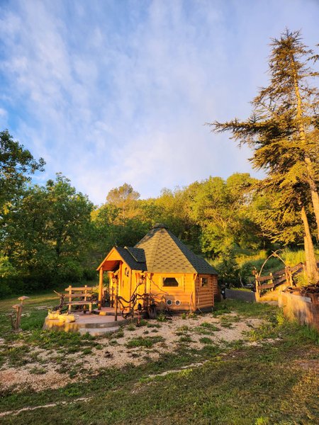 Hébergement AbracadaRoom : La Chaumière magique des Elfes et son escape game - Image 1