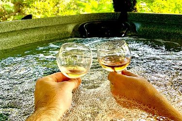 spa-privatif-terrasse-perchee-cabane-reminiscence-les-landines-gironde