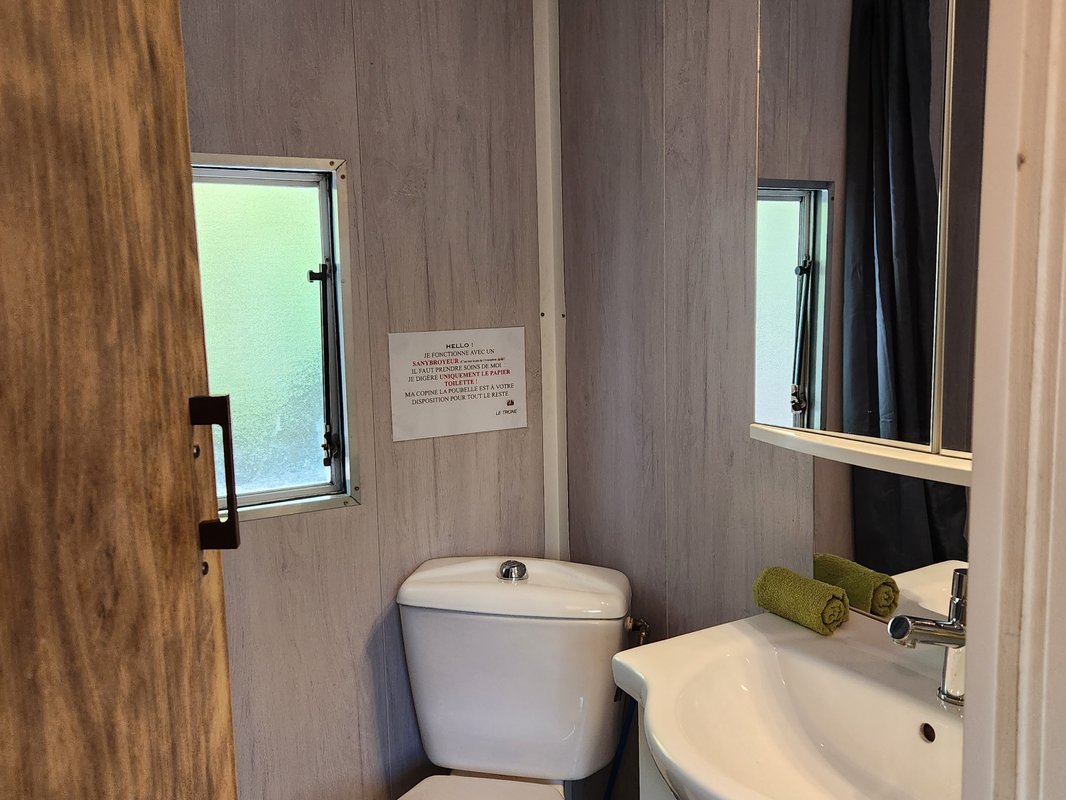 Le Truck-Lodge et SPA privatif LE BERLIET GAK à Saint-Andiol (11)