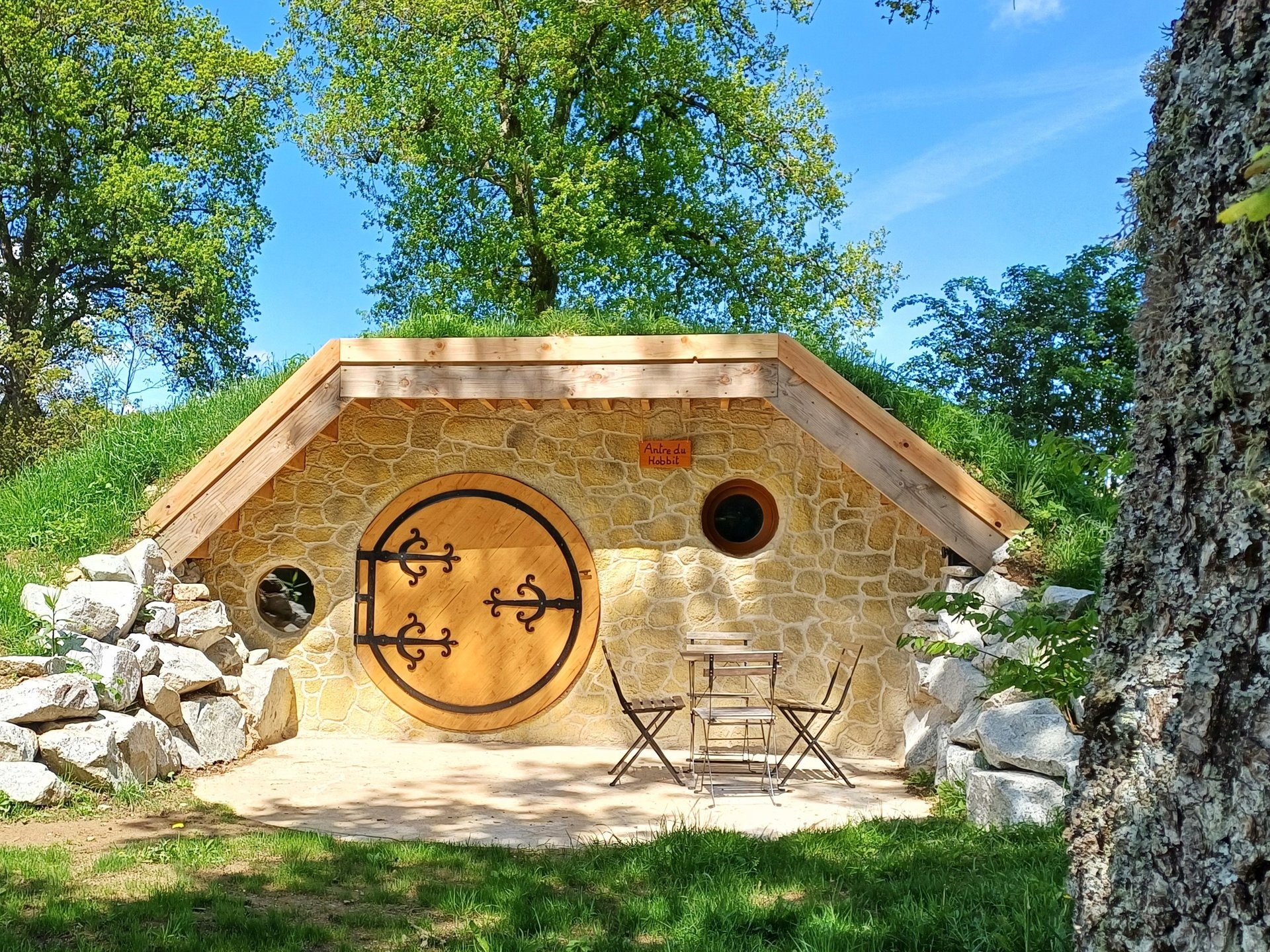 Antre du Hobbit au bord d'un lac
