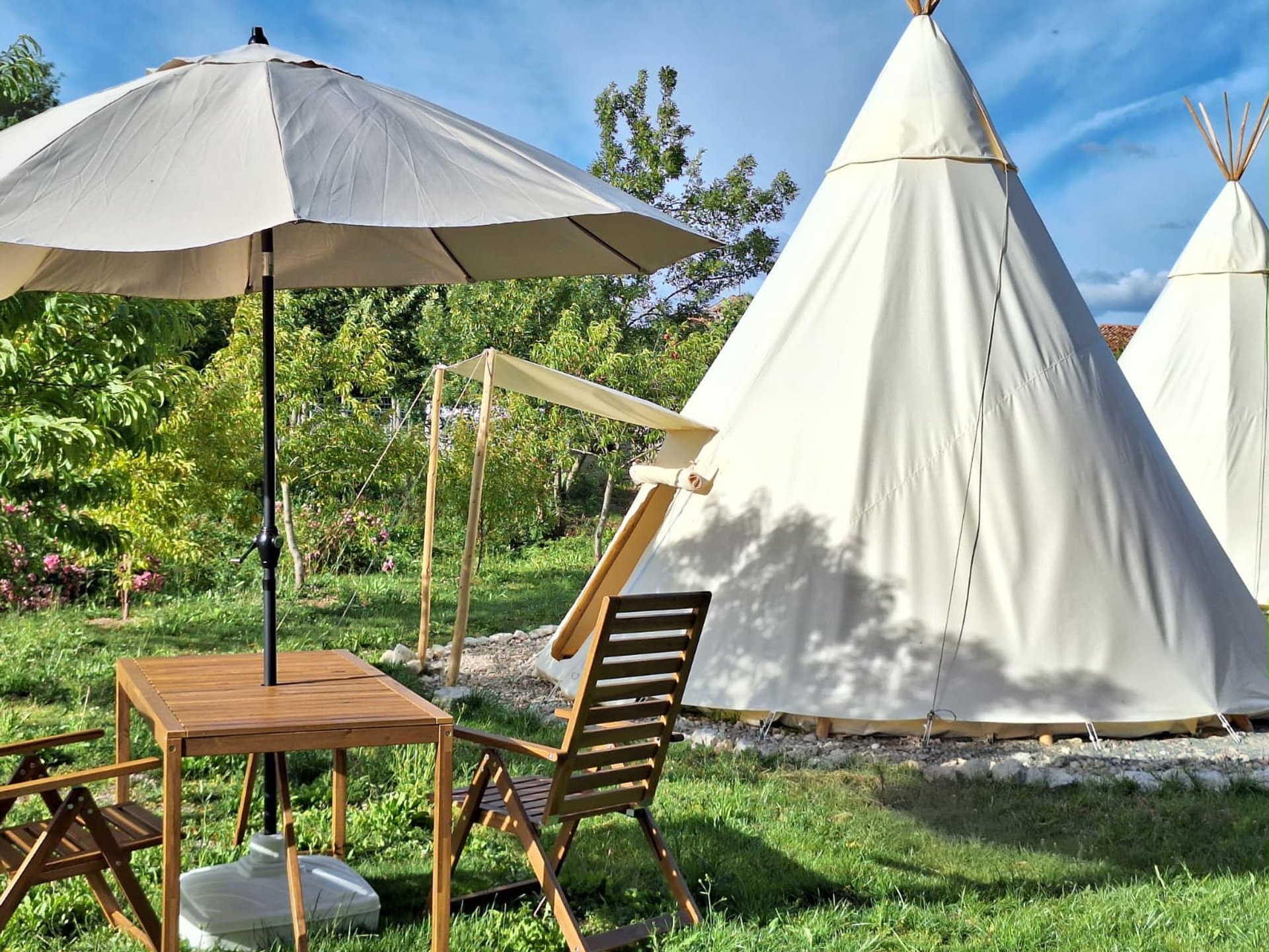 Tipi nature, coucher de soleil et petit-déjeuner