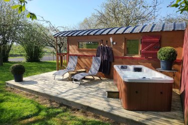 La Roulotte & spa à Saint-Jean-D'elle (2)