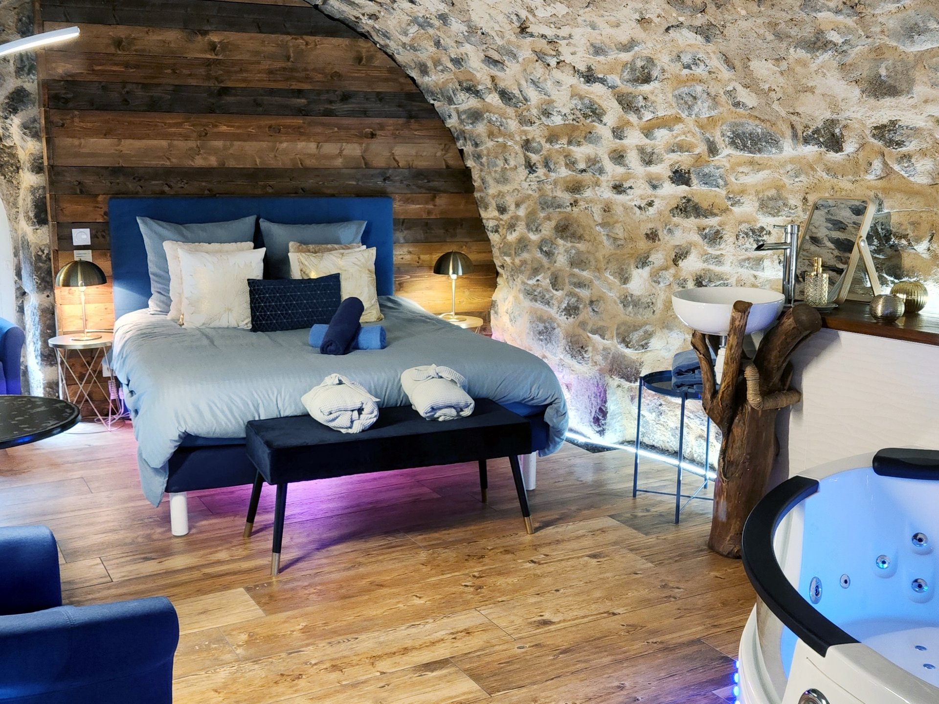 Love room dans une cave voutée avec baignoire balnéo