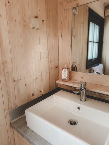 Hébergement AbracadaRoom : Cabane Ausèla - Lodge sur pilotis au cœur de la nature, calme & bien-être, réservé aux adultes • linge & ménage inclus • climatisation réversible • kitchenette équipée - Image 6