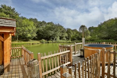 Cabane du Lac & Spa à Saint- Martin Des Combes (2)