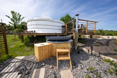 L'âne et sa yourte & Spa à St Martin La Plaine (2)