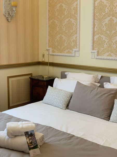 Hébergement AbracadaRoom : Chambre d'hôte Éclat de Renaissance du Château Ste Colombe - Image 1