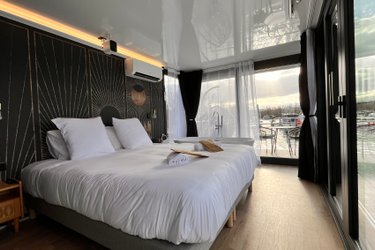 Suite flottante Panoramique Lit king-size Balnéo à Saint-Martin-La-Garenne (1)