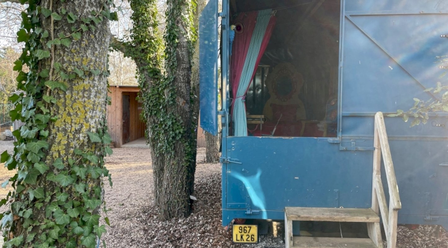 Le Truck-Lodge le UNIC OM & Spa à Saint-Andiol (7)