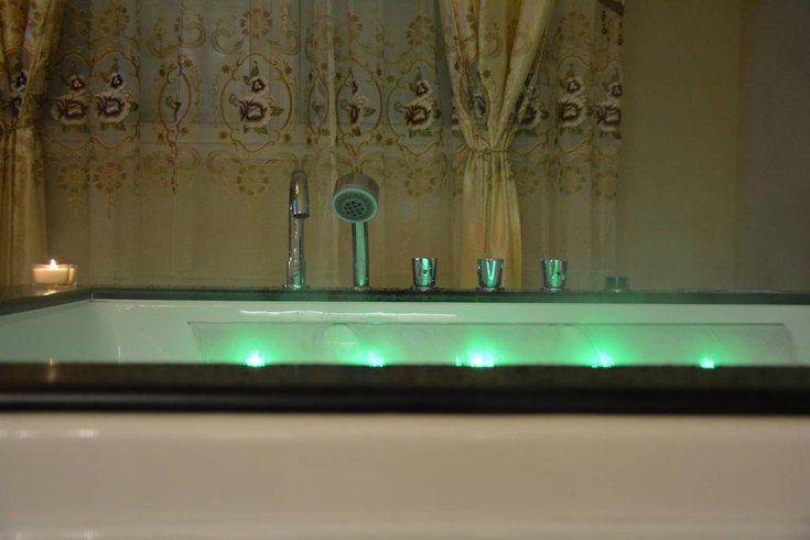 Hébergement AbracadaRoom : Love Room Spa - Le Petit Versailles - Image 16