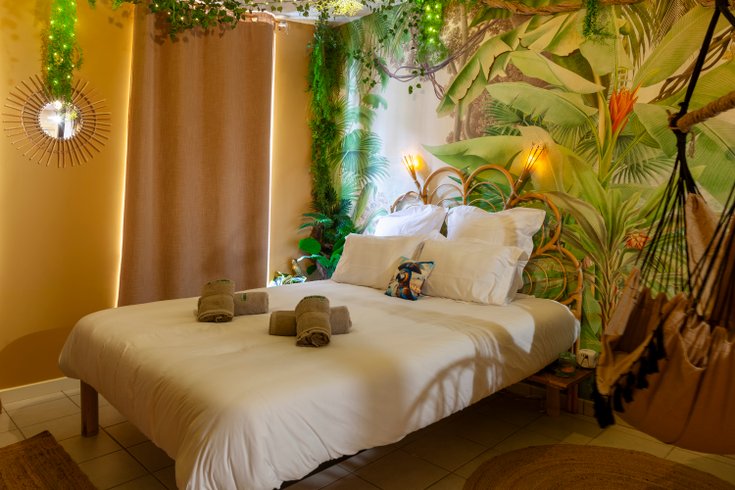 Hébergement AbracadaRoom : L'Aventurier la Jungle balnéo hamac table de massage Vierzon - Image 1