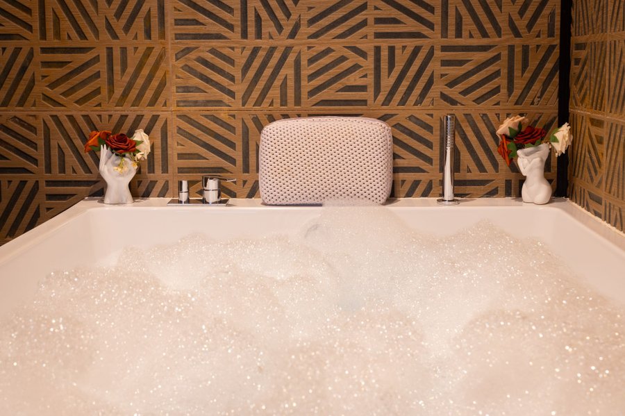 Hébergement AbracadaRoom : Amour & Bulles — Onconventionele & Hybride Love Room | Whirlpool, Tantra & Spannend Universum | Valence - Image 8