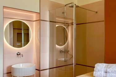 Suite Opale Rose – Chambre avec baignoire îlot & lumière naturelle – Maison Balmelle à Gramat (4)