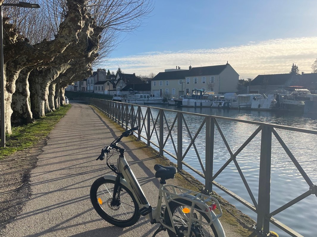 Lodge haut de gamme & bain nordique privatif au bord du Canal de Briare à 1h15 de Paris à Montcresson (49)