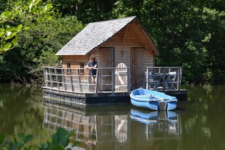 Cabin by the water Mayenne