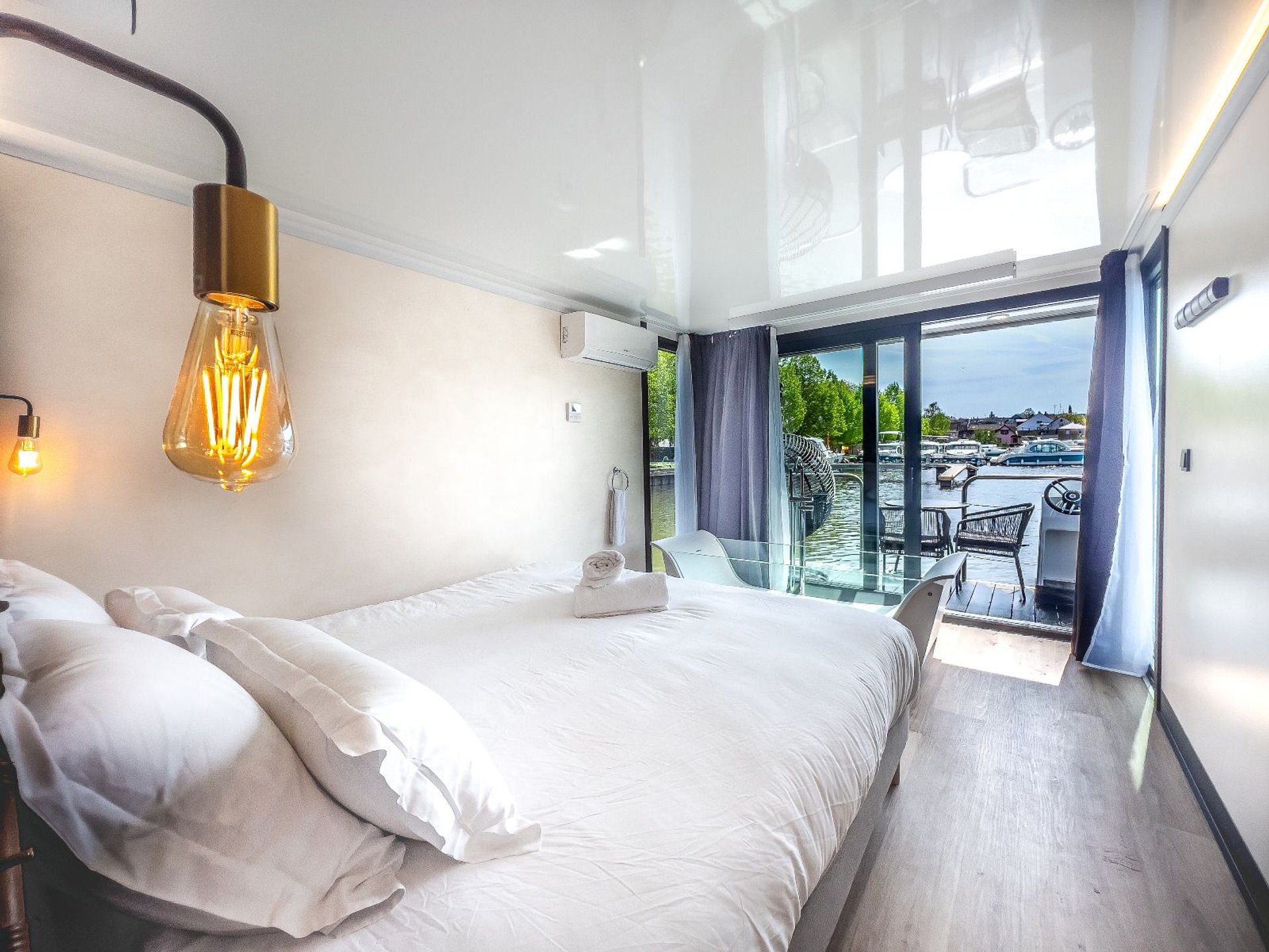 Suite flottante Supérieure Lit king-size Balnéo transparente Sauna et rooftop