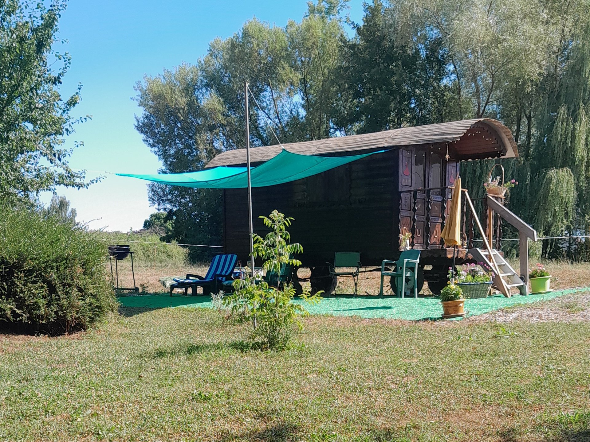La roulotte au bord de l'étang