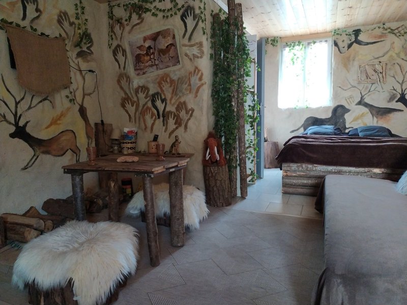 Hébergement AbracadaRoom : Homoerectus avec  accès au jacuzzi pendant 30 minutes, Petit-déjeuner, repas du soir  & Un massage bien-être 30 minutes par pers - Image 3