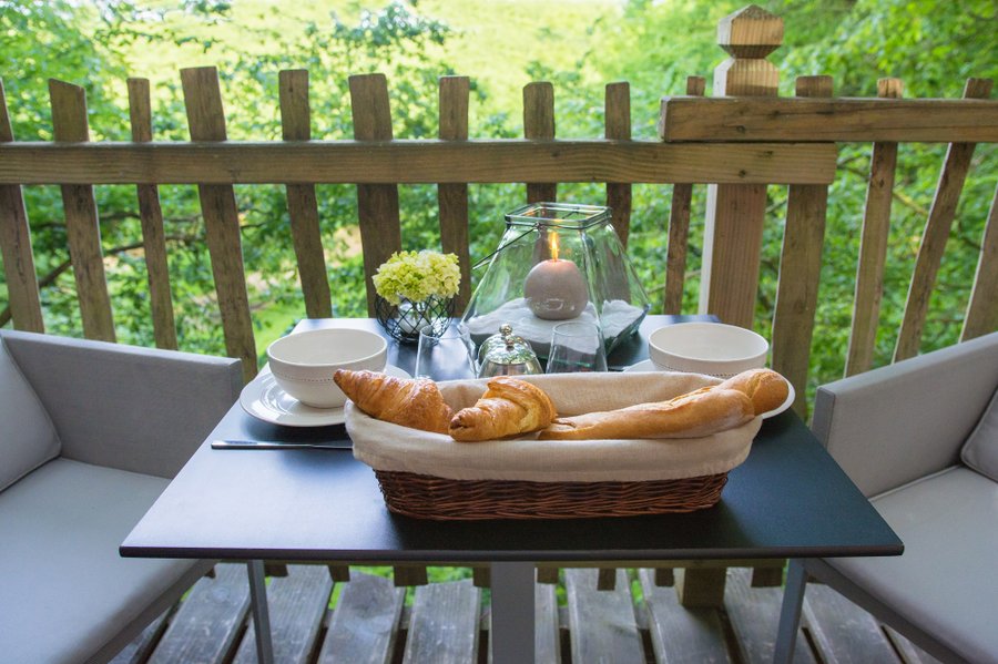 petit-déjeuner servi sur la terrasse