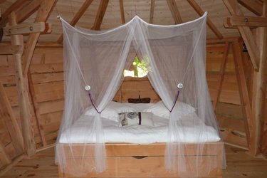 cabane-sur-pilotis-nids-du-bearn-cabane-interieur-diane-abracadaroom