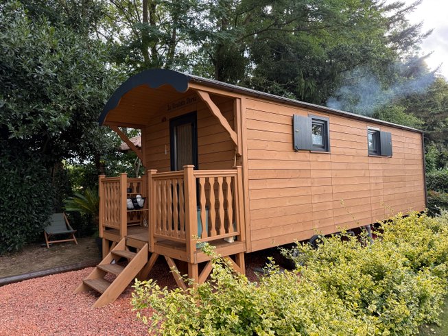 Hébergement AbracadaRoom : La roulotte dorée & bain nordique privatif - Image 2