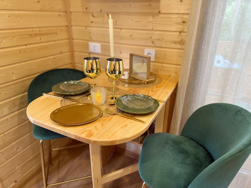 Hébergement AbracadaRoom : La roulotte dorée & bain nordique privatif - Image 5