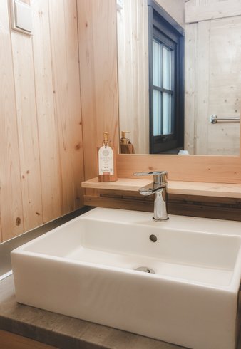 Hébergement AbracadaRoom : Cabane Auròra - Lodge sur pilotis au cœur de la nature, calme & bien-être, réservé aux adultes • linge & ménage inclus • climatisation réversible • kitchenette équipée - Image 23