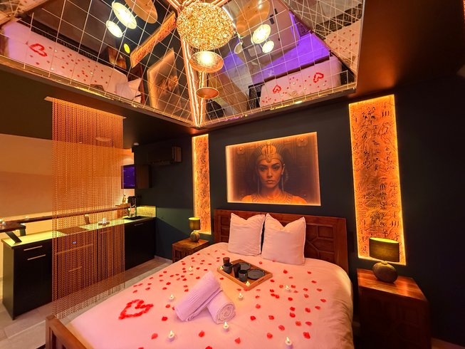 Hébergement AbracadaRoom : Le Secret de Cléopâtre - Love Room, Jacuzzi, Pièce Secrète - Image 1